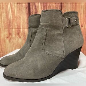 Maurices Rachel Gray faux suede wedge boho bootie boot women’s size 7
